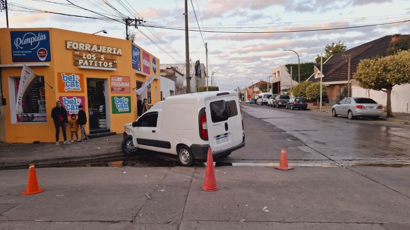 Fuerte choque entre una camioneta y un auto